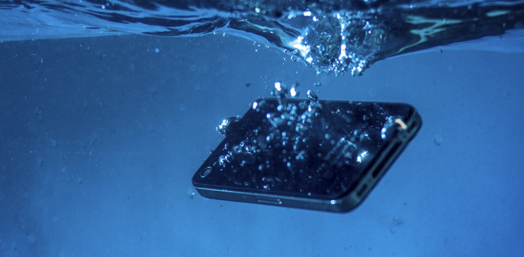 El agua puede ser una gran amenaza para los celulares Foto: Shutterstock