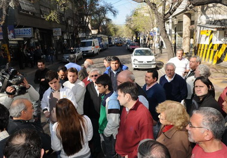 Los vecinos se enojaron y salieron a cortar la calle. Foto: Marcelo Ruiz