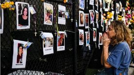 Familiares y amigos rezan para que alguno de los desaparecidos tras el derrumbe del edificio en Miami pueda ser localizado con vida. Foto: AFP