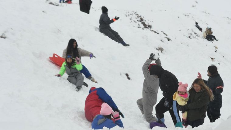 Mendocinos y turistas disfrutan de la nieve en alta monta&ntilde;a.&nbsp;