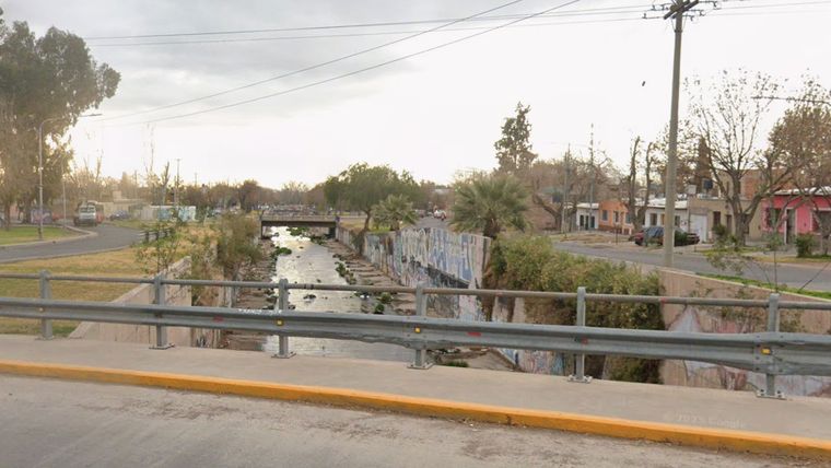 Los hombres fueron rescatados en el zanjón Maure de Godoy Cruz.&nbsp;