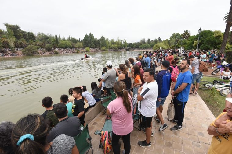 Espectacular show aéreo y acuático en el Parque San Martín Foto: MAXIMILIANO RÍOS / MDZ