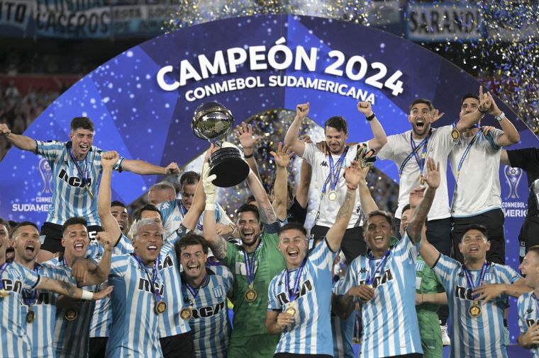 El plantel de Racing campeón. Foto: NA