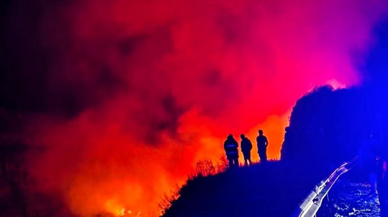 Bomberos y policías trabajaron en la zona para controlar el incendio desatado en la noche de este viernes.