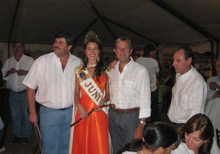 Mientras Abed (Junín) y Del Río (Rivadavia) miran para otro lado, Julio Cobos y la reina vendimial boservan a MDZ para la foto