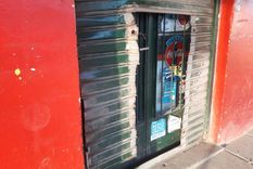 En barrio Guiñazu de la ciudad de Córdoba, varios sujetos forzaron puerta y se llevaron mercaderia. uno de los saqueos registrados noche en la Capital provincial Foto: Twitter @JavierSassi