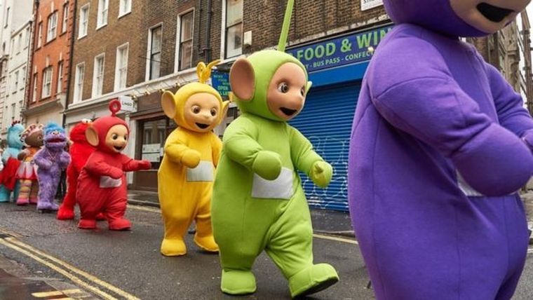Los Teletubbies fueron creados por la BBC y tienen éxito mundial. Sus rasgos simples y colores brillantes son propicios para captar la atención de los niños.
