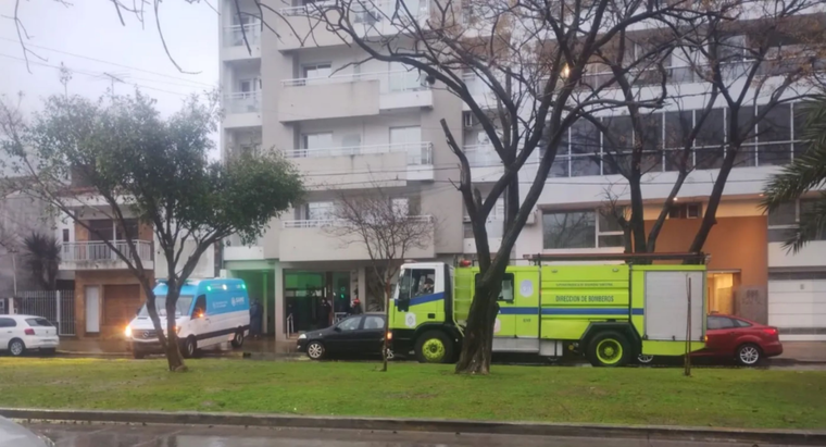 Luego de desplomarse, el ascensor quedó trabado a la altura del primer piso.