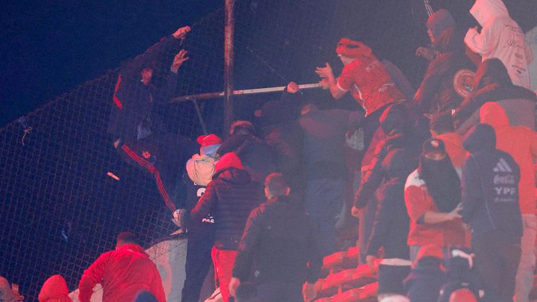 El conmovedor audio del hincha de la Universidad de Chile que se lanzó al vació tras el ataque de los hinchas de Independiente