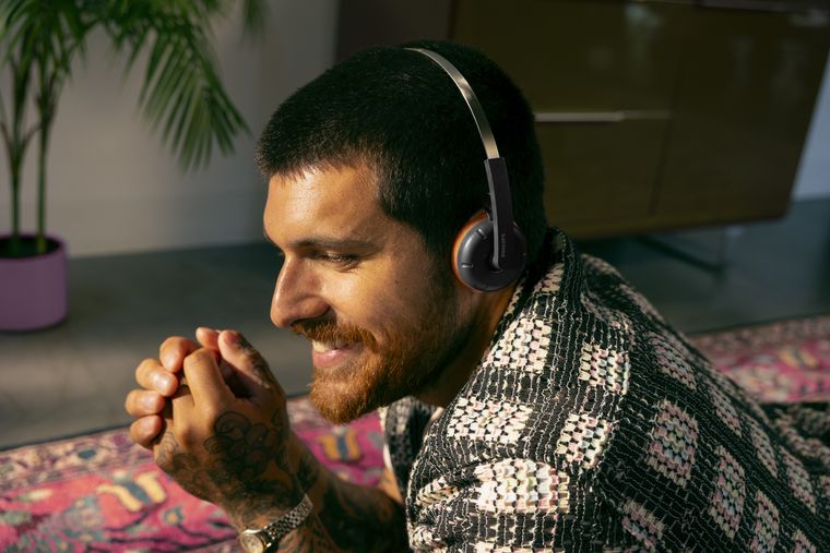 Los nuevos auriculares inal&aacute;mbricos de la marca Philips buscan ofrecer comodidad durante el uso diario.