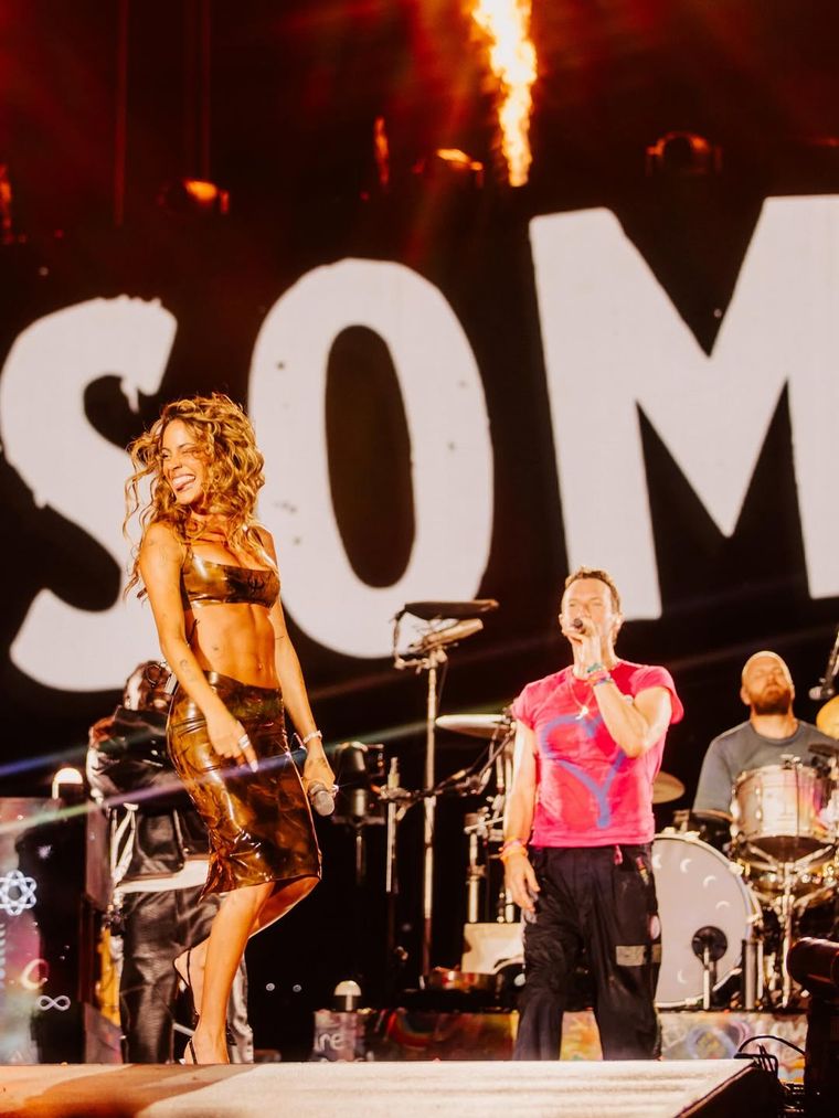 Fotos desde el show mostraron su sensualidad y elegancia en cada cambio de vestuario. Fotos desde el show mostraron su sensualidad y elegancia en cada cambio de vestuario.