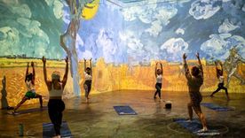 Clases de yoga dentro de la muestra “Immersive Van Gogh”. Foto: Instagram