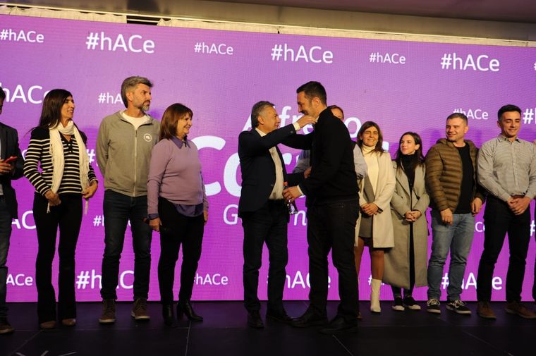 Petri y Cornejo se abrazan. Bullrich mira. Foto: ALF PONCE MERCADO / MDZ