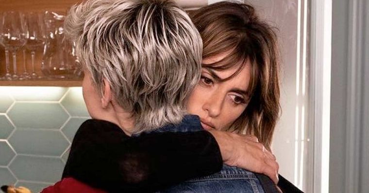 Penélope Cruz, abrazando a Milena Smit en Madres paralelas