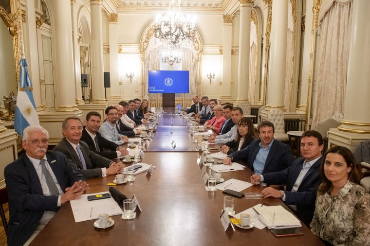 Los bloques de La Libertad Avanza, PRO, MID y la UCR, en el encuentro de este miércoles en Casa Rosada para debatir la agenda parlamentaria hasta fin de año. Foto: Presidencia