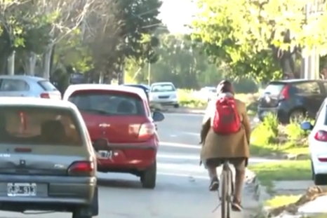 La indignante secuencia fue captada por las cámaras de televisión. La indignante secuencia fue captada por las cámaras de televisión.