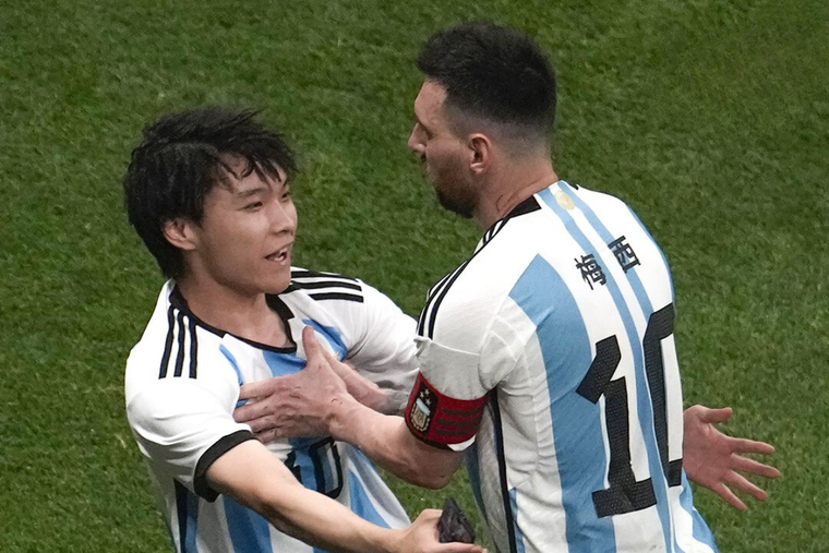 El intruso que consiguió un abrazo con Messi Foto: Sportscenter