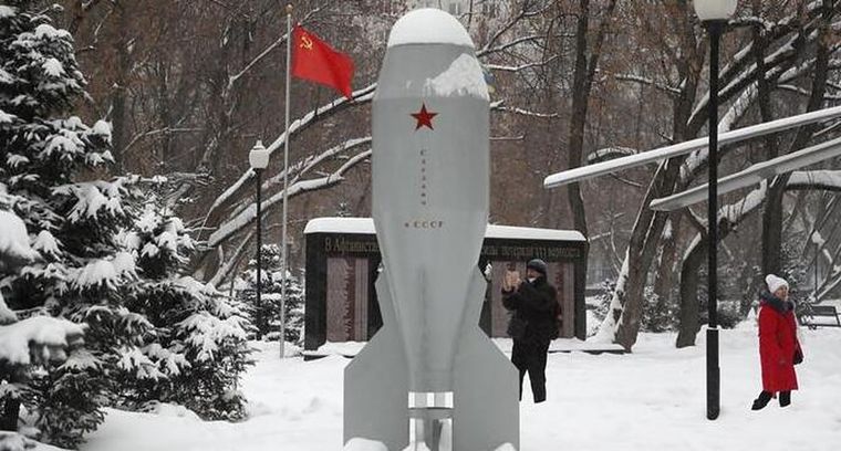 Monumento a la primera bomba nuclear táctica soviética RDS-4, situado en Moscú Foto: DW/EPA