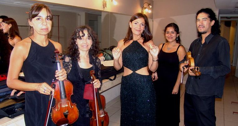 La cantante Verónica Cangemi junto a integrantes de la orquesta, atrás de escena. Foto: MDZ