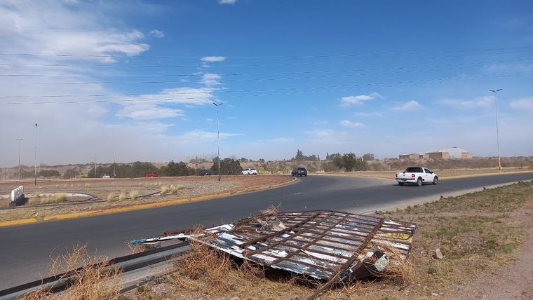 Se cayó un cartel en la conexión de la nueva Av. Perón con el Corredor del Oeste. Foto: Maximiliano Ríos / MDZ