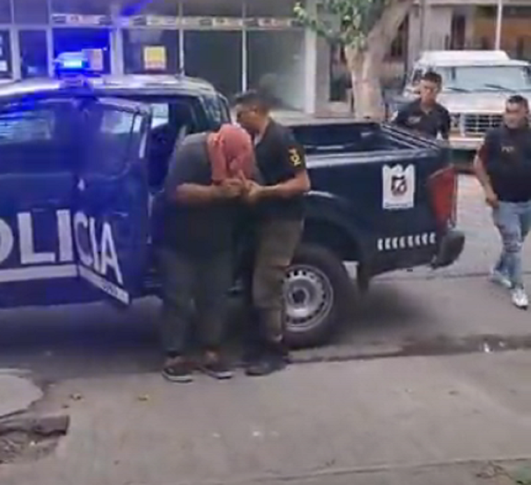 El momento en el que Vicentela llega a la Comisaría 13 de Rivadavia. Foto: Captura de pantalla
