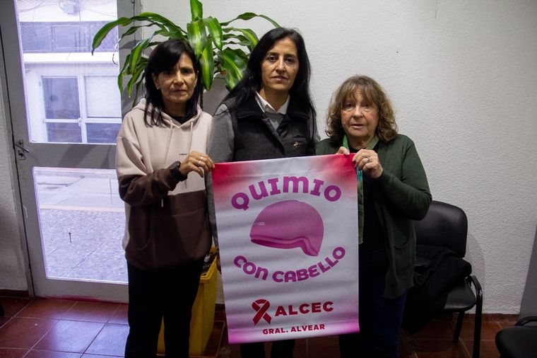 Silvia Vega, Analía Tumas del ALCEC y Amalia LLopis de la Sociedad Española impulsan la iniciativa de los cascos fríos en Alvear. Silvia Vega, Analía Tumas del ALCEC y Amalia LLopis de la Sociedad Española impulsan la iniciativa de los cascos fríos en Alvear.