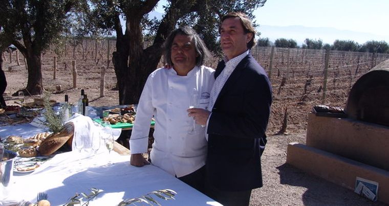 Jean-Paul Bondeaux y Carlos Pulenta, anfitriones de un típico almuerzo inspirado en la campiña. Foto: Florencia Da Souza / MDZ