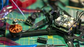 El dron inteligente de Anduril desafía la economía real de la guerra moderna.