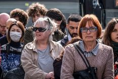 Los expertos recomiendan que aunque no sientan síntomas, las personas deben incluir medidas de precaución para evitar la propagación del virus.