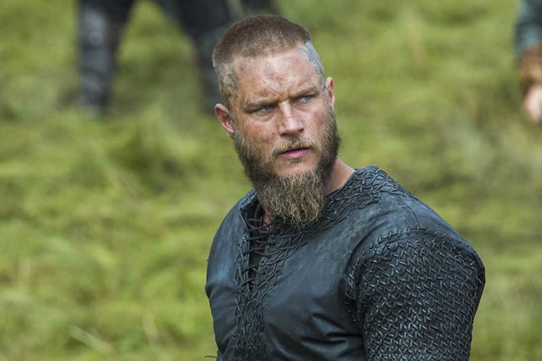 TRAVIS FIMMEL DE VIKINGOS TIENE UN GRAN PASADO PROFESIONAL. EL ACTOR PROTAGONISTA DE LA SERIE DIO SUS PRIMEROS PASOS COMO MODELO.