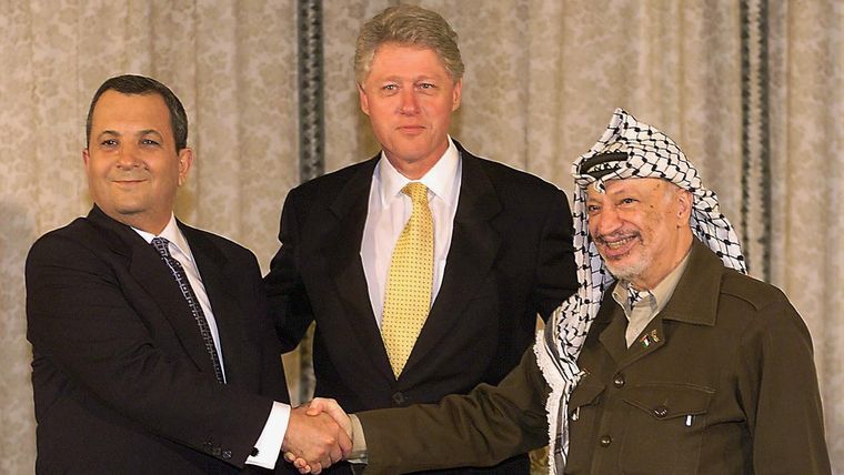 El primer ministro israelí Ehud Barak y el líder palestino Yasir Arafat firmaron en 1999 con mediación de Estados Unidos los acuerdos de paz de Oslo.