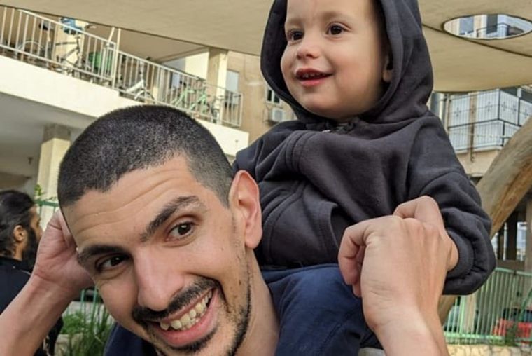 Or Levy junto a su hijo Almog Foto: X/@alexandratali25