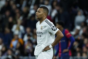 Kylian Mbappé dejó París para irse al Real Madrid, pero terminó viendo desde afuera cómo sus excompañeros levantaban la orejona. Foto: EFE