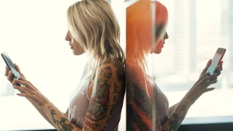 ¿Te pasas horas mirando las cuentas de quienes sigues en las redes sociales? (Fuente: ALAMY)