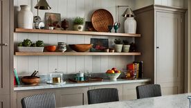 Colocar un estante colgante en la pared parece algo sencillo, pero no es tan así. Hacerlo implica un procedimiento que asegure de que el mueble colocado esté bien nivelado - es decir, horizontal- y bien atornillado en la pared, para que soporte el peso de los elementos previstos que tendrá. Foto: Future / Jan Baldwin