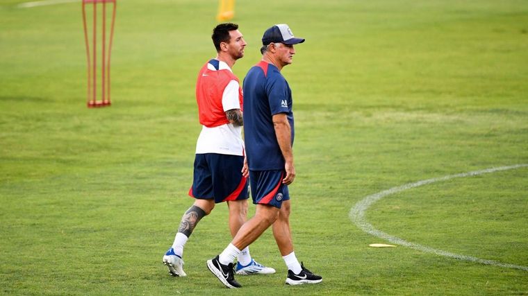 Lionel Messi camina junto a su entrenador Galtier.