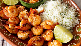 Esta receta tiene su origen en la cocina costera mexicana, donde el mojo de ajo se utilizaba no solo por su sabor intenso, sino también porque el ajo ayudaba a conservar mejor los mariscos frescos en climas cálidos.