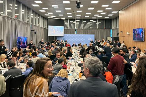 Diputados se reúnen para tratar diversos proyectos. Diputados se reúnen para tratar diversos proyectos.