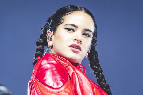 Rosalía fue captada junto al actor Jeremy Allen White en una divertida velada en Los Ángeles.