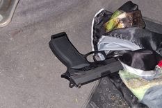 Los delincuentes circulaban con cocaína una pistola en un auto. Los delincuentes circulaban con cocaína una pistola en un auto.