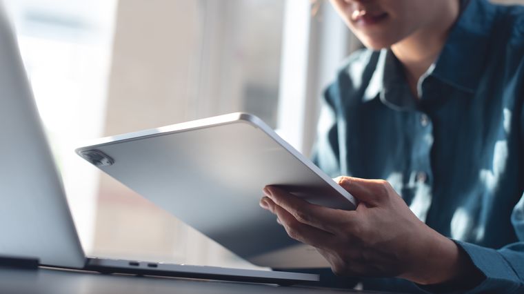 Los estudiantes utilizan tablets con lápices ópticos para digitalizar sus resúmenes de materia de forma directa.