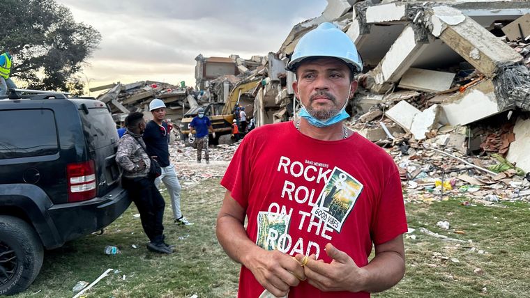 Ronnie Navarro viajó 350 kilómetros desde Puerto La Cruz, en el occidente de Venezuela, hasta La Guaira para ayudar a sacar a su tío de los escombros.