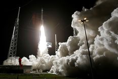 La nave espacial Solar Orbiter despega de la plataforma 41 a bordo de un cohete Atlas V en la Estación de la Fuerza Aérea de Cabo Cañaveral, EE.UU., 9 de febrero de 2020.