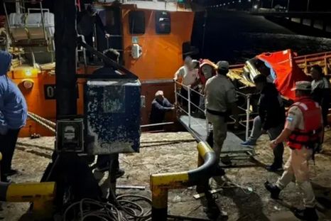 Un avión y un helicóptero sobrevuelan la zona del naufragio del buque pesquero en búsqueda del tripulante desaparecido. Un avión y un helicóptero sobrevuelan la zona del naufragio del buque pesquero en búsqueda del tripulante desaparecido.