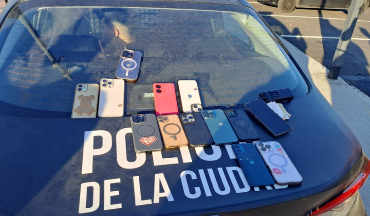 La Policía pudo recuperar devolver los télefonos a las personas que le habían robado en la fiesta electrónica.