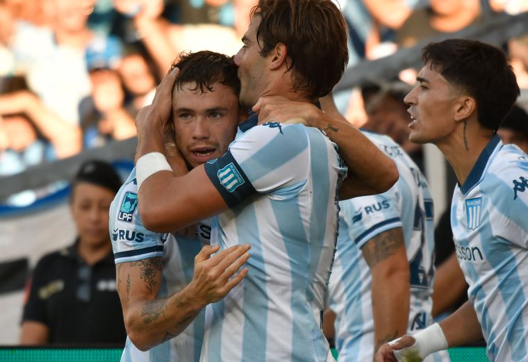 Santi Sosa abraza a Tomás Conechny, el autor del 1-0 de Racing ante Argentinos.