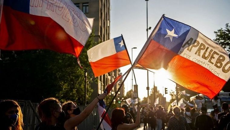 Protestas en Chile a favor de la nueva Constitución en 2020. Foto: GETTY IMAGES