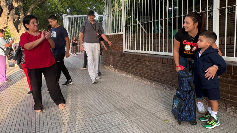 La vuelta a clases se llenó de padres y abuelos sacándose fotos con sus niños entusiasmados por este primer día.&nbsp;