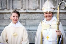 Hedvig Astrom junto a la obispa Karin Johannesson tras la ceremonia de ordenación celebrada en junio. Hedvig Astrom junto a la obispa Karin Johannesson tras la ceremonia de ordenación celebrada en junio.