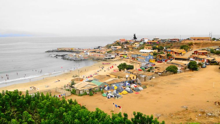 La playa del pueblo combina arena y sectores rocosos que definen su perfil agreste. La playa del pueblo combina arena y sectores rocosos que definen su perfil agreste.